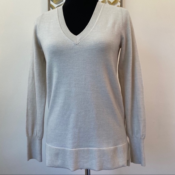 Banana Republic extra fine merino wool v-neck size small - Picture 1 of 10